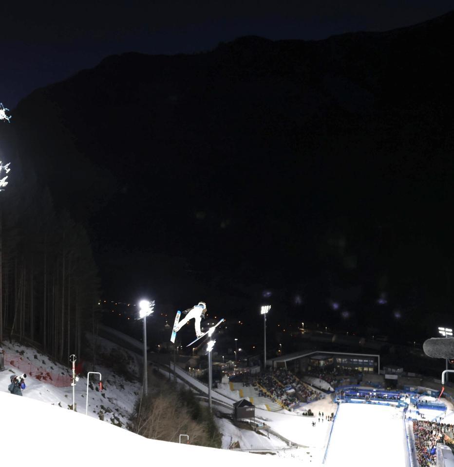 プレダッツォの山々へ向かって飛び出す丸山希＝プレダッツォ・ジャンプ競技場（撮影・吉澤敬太）