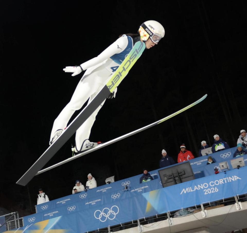 飛躍する丸山希＝プレダッツォ・ジャンプ競技場（撮影・吉澤敬太）