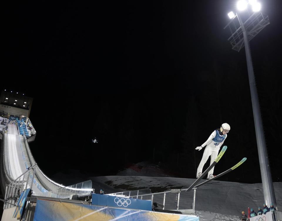 ラージヒルから飛び出す丸山希＝プレダッツォ・ジャンプ競技場（撮影・吉澤敬太）