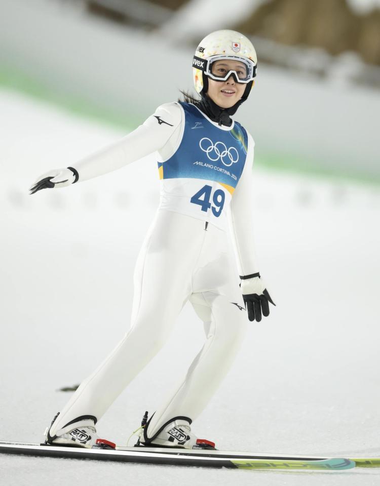 着地し明るい表情の丸山希＝プレダッツォ・ジャンプ競技場（撮影・吉澤敬太）