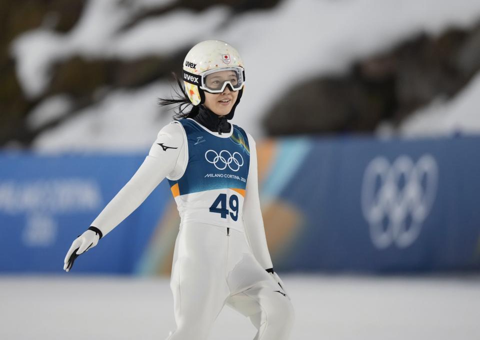 女子個人ラージヒル　１回目の飛躍を終えた丸山希＝プレダッツォ（共同）