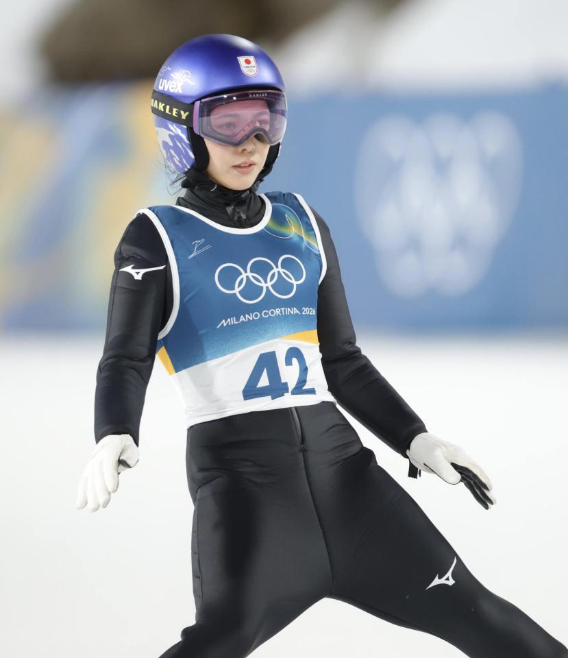 飛躍を終え着地した高梨沙羅＝プレダッツォ・ジャンプ競技場（撮影・吉澤敬太）