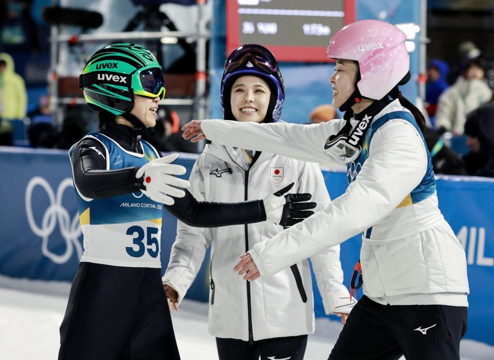 女子個人ラージヒルで２回目の飛躍を終え、勢藤優花（右）、高梨沙羅（中央）に迎えられる伊藤有希＝プレダッツォ（共同）