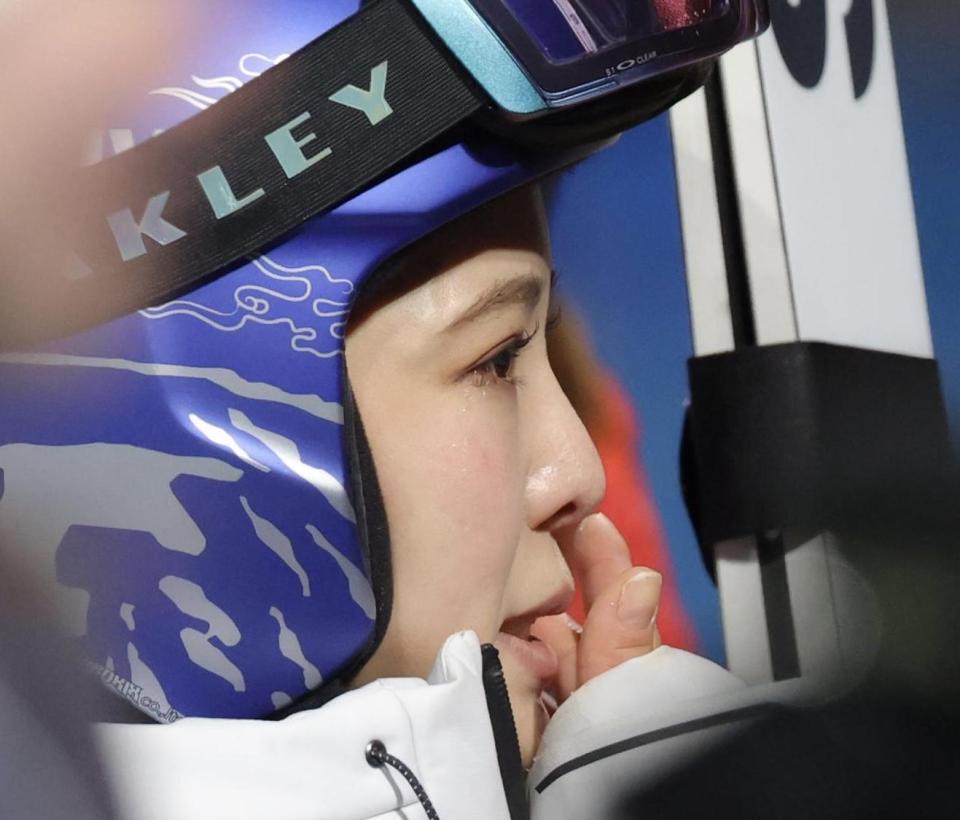 試合後、涙を拭う高梨沙羅＝プレダッツォ・ジャンプ競技場（撮影・吉澤敬太）