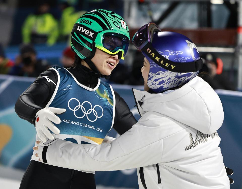 女子個人ラージヒルで２回目の飛躍を終え、高梨沙羅（右）に迎えられる伊藤有希＝プレダッツォ（共同）