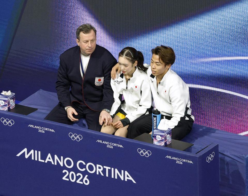 ペア・ＳＰの得点を確認した長岡柚奈（中央）、森口澄士組。左はドミトリー・サビン・コーチ＝ミラノ（共同）