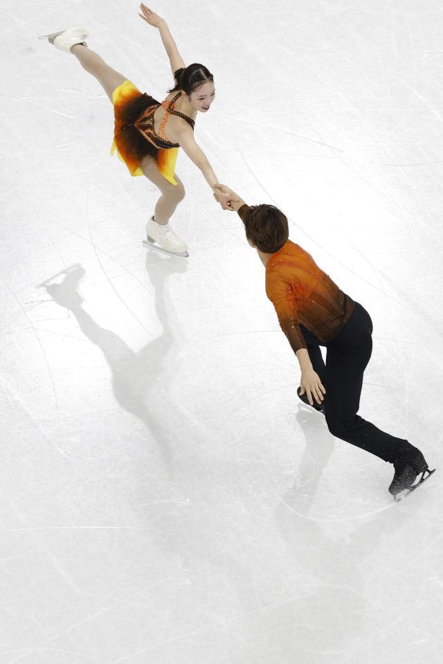 ペア・ＳＰ　演技する長岡柚奈（上）、森口澄士組＝ミラノ（共同）