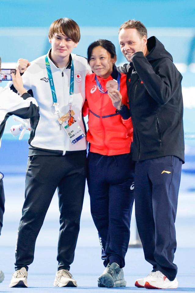 女子５００メートルで銅メダルを獲得し、ウイリアムソン師円コーチ（左）、ヨハン・デビット・コーチ（右）と写真に納まる高木美帆＝ミラノ（共同）