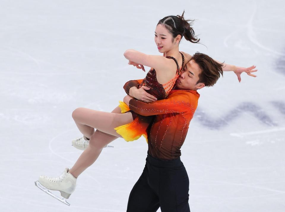 ペアＳＰ　演技する長岡柚奈（左）、森口澄士組