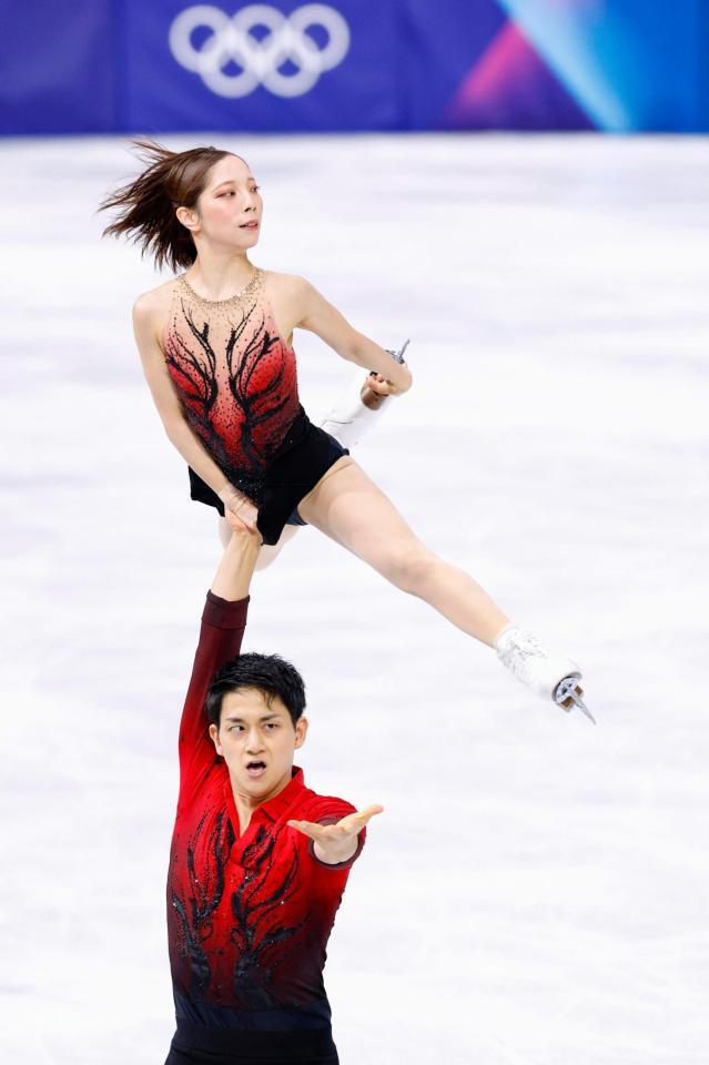 ペア・ＳＰ　演技する三浦璃来（上）、木原龍一組＝ミラノ（共同）