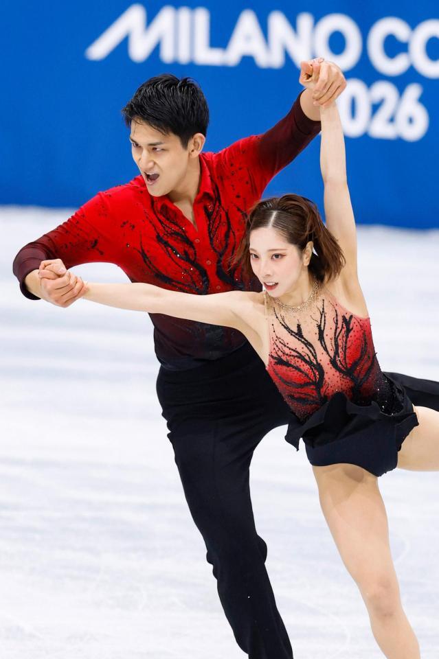 ペア・ＳＰ　演技する三浦璃来（右）、木原龍一組＝ミラノ（共同）