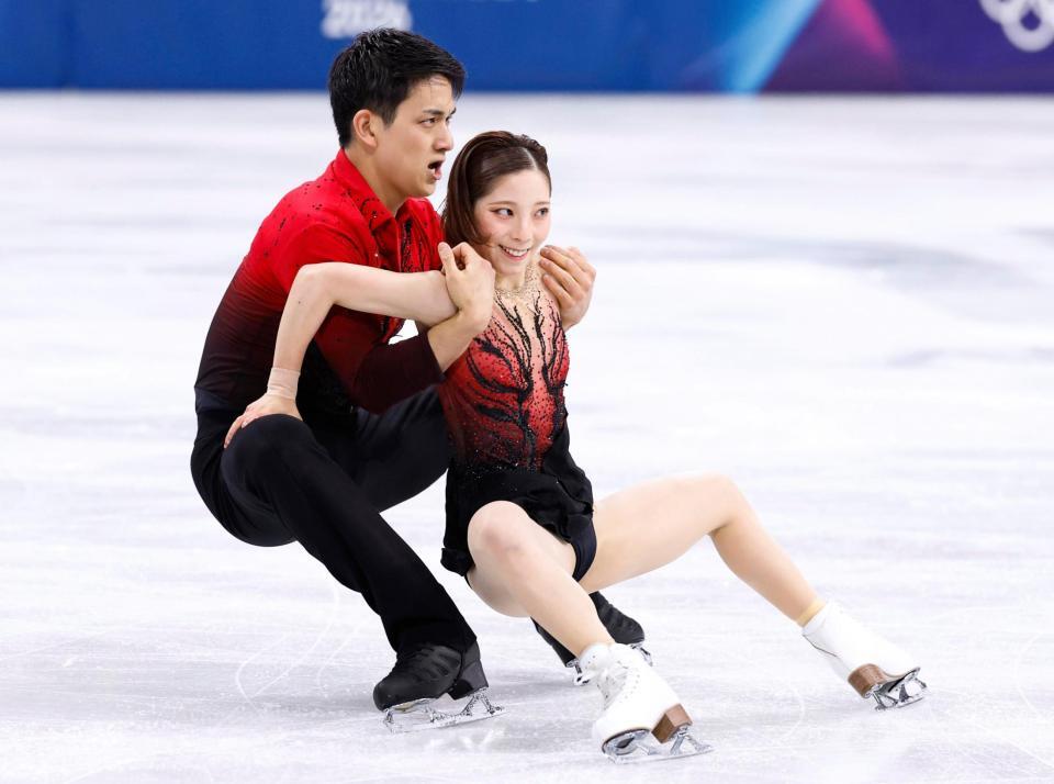 ペア・ＳＰ　演技する三浦璃来（右）、木原龍一組＝ミラノ（共同）
