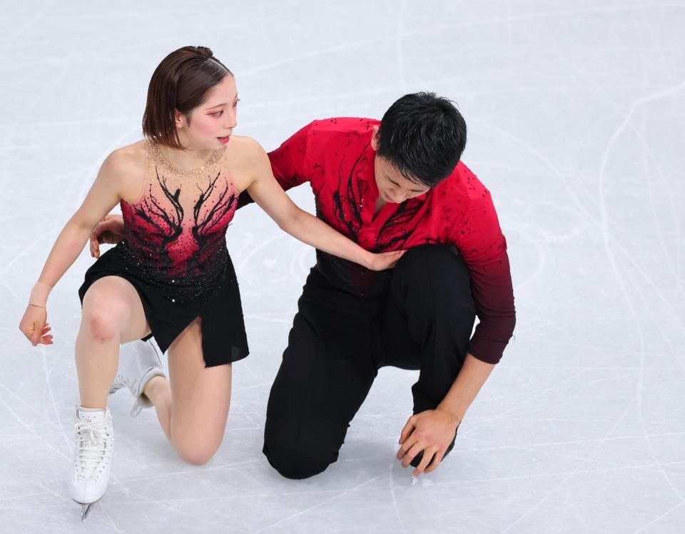 ペアＳＰ　演技を終えた三浦璃来（左）、木原龍一組