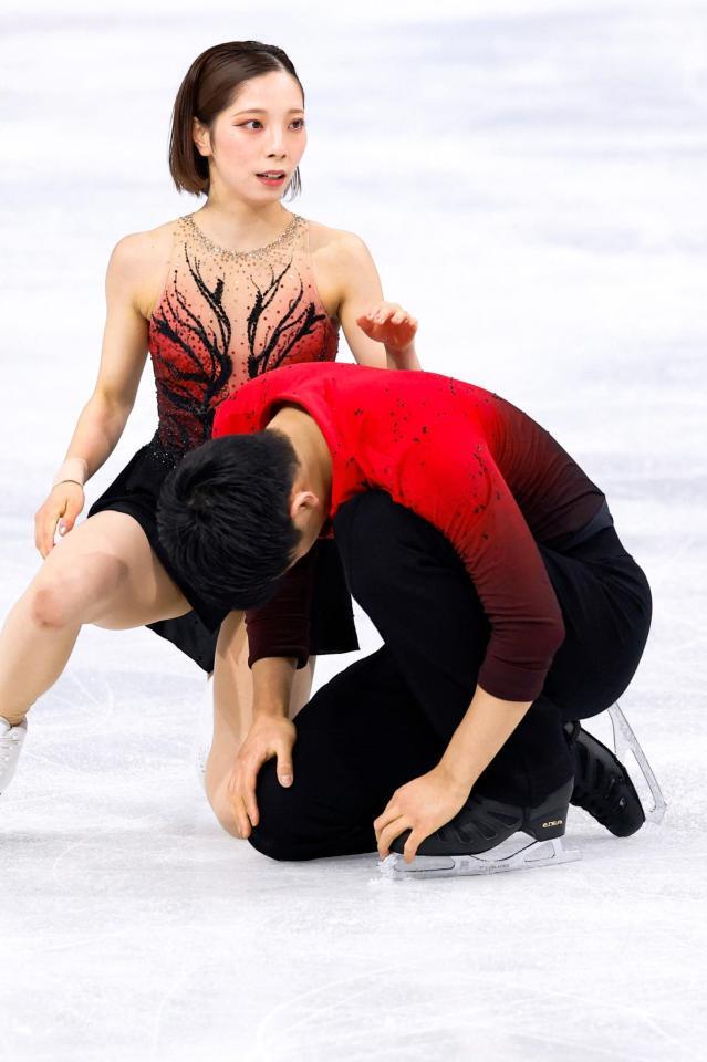 ペア・ＳＰの演技を終え、木原龍一（手前）の背中に手をやる三浦璃来＝ミラノ（共同）