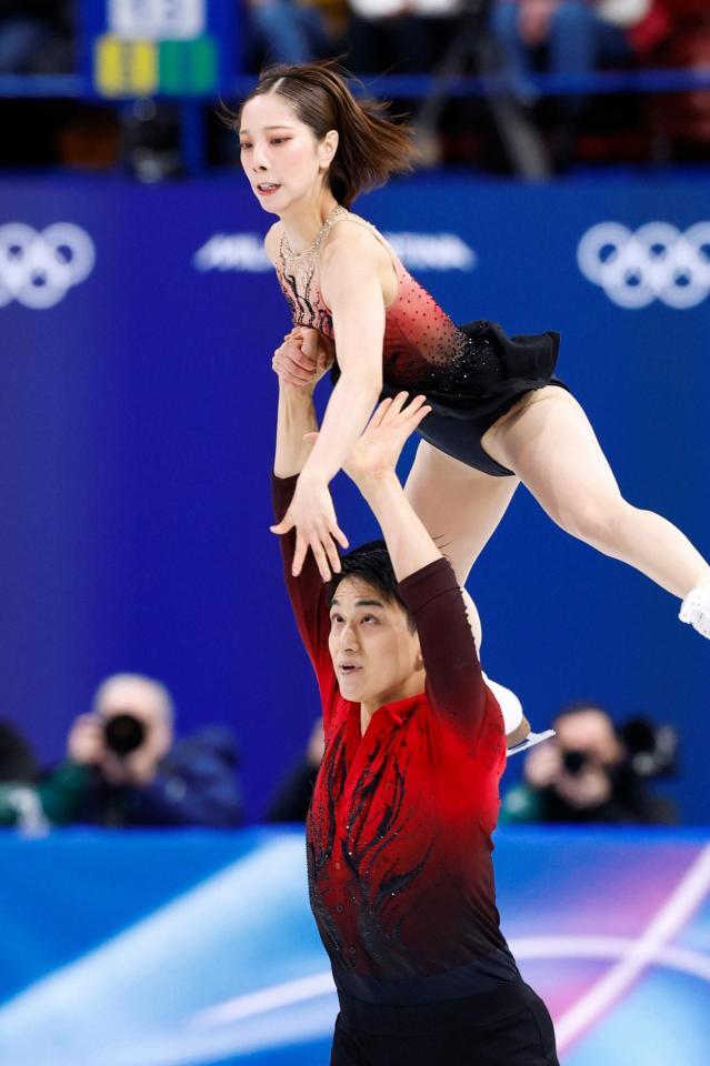 ペア・ＳＰ　リフトでバランスを崩す三浦璃来（上）、木原龍一組＝ミラノ（共同）