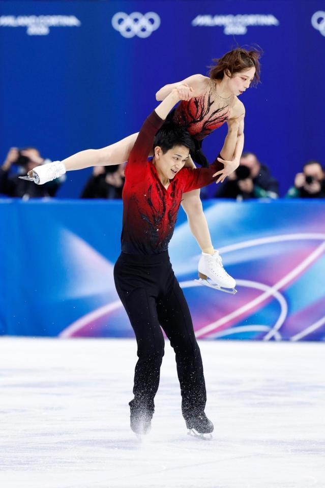 ペア・ＳＰ　リフトでバランスを崩す三浦璃来（上）、木原龍一組＝ミラノ（共同）