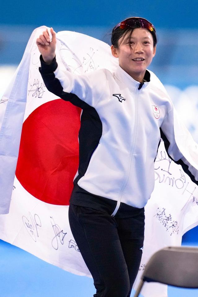 スピードスケート女子５００メートルで銅メダルを獲得し、日の丸を掲げる高木美帆＝15日、ミラノ（共同）