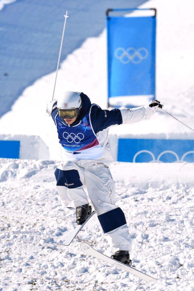 男子デュアルモーグル決勝で滑走する堀島行真（共同）