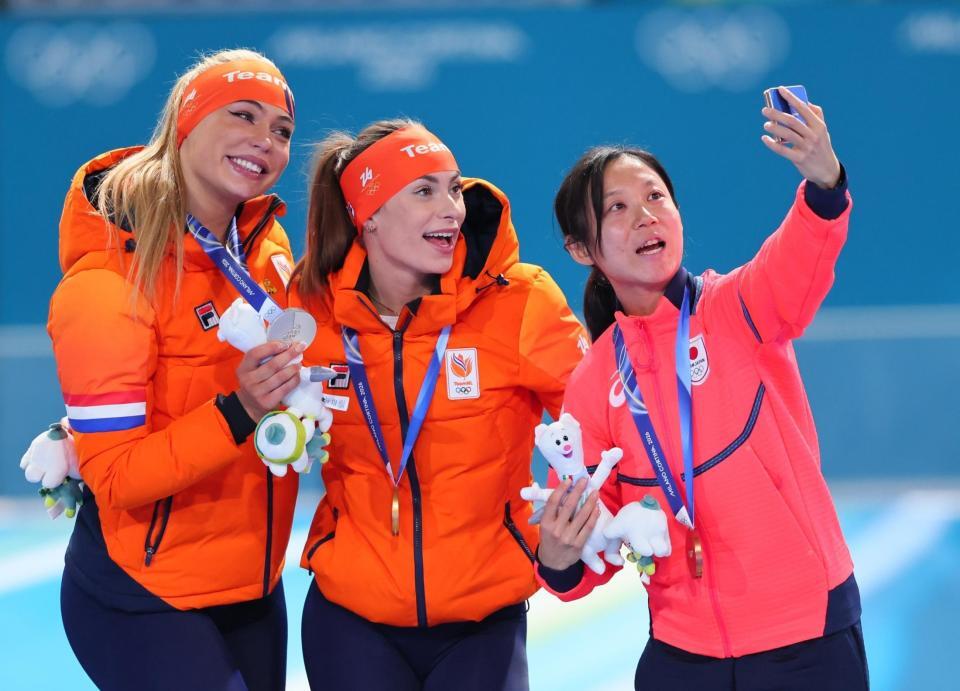 女子５００メートルで金メダルのフェムケ・コク（中）、銀メダルのユタ・レールダム（左）と記念撮影する銅メダルの高木美帆