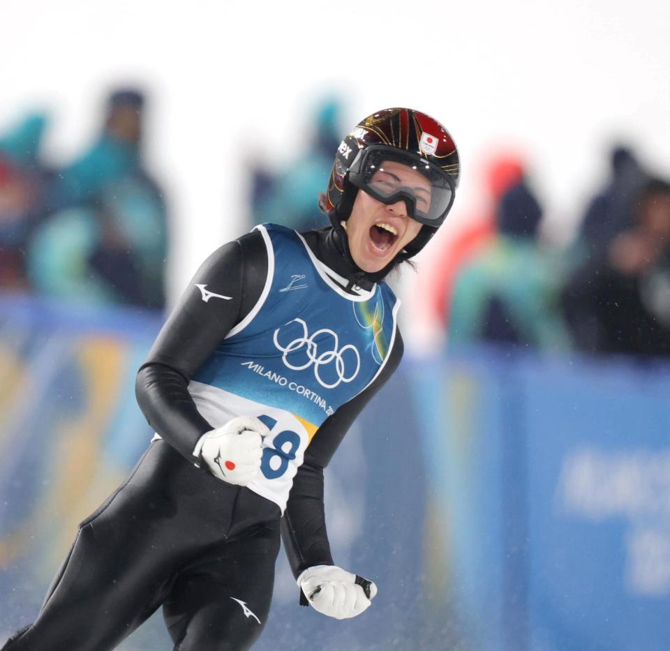 男子ジャンプラージヒル決勝で１４０メートルの大ジャンプを決め、雄たけびを上げる二階堂蓮＝１４日