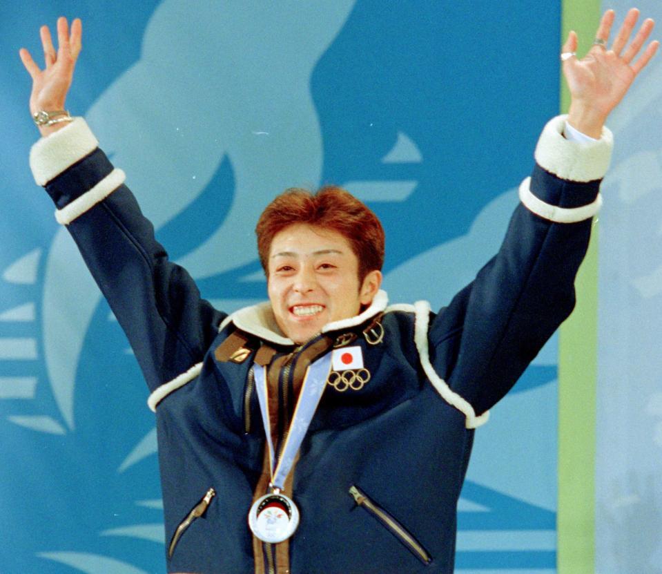 銀メダルを胸に喜ぶ船木和喜＝１９９８年