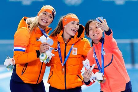 　女子５００メートルで金メダルのフェムケ・コク（中央）、銀メダルのユタ・レールダム（左）と自撮りする銅メダルの高木美帆＝ミラノ（共同）