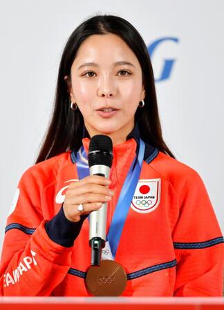メダルを胸に記者会見するノルディックスキー・ジャンプ女子の高梨沙羅（共同）