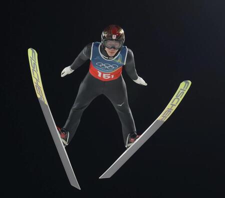 飛躍する二階堂蓮＝プレダッツォ・ジャンプ競技場（撮影・吉澤敬太）