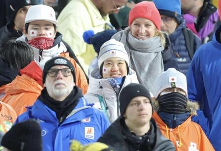 日の丸のペインティングをし、客席の中から応援する伊藤有希＝プレダッツォ・ジャンプ競技場（撮影・吉澤敬太）