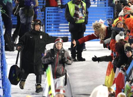 観客とタッチしながら次のジャンプへ向かう二階堂蓮＝プレダッツォ・ジャンプ競技場（撮影・吉澤敬太）