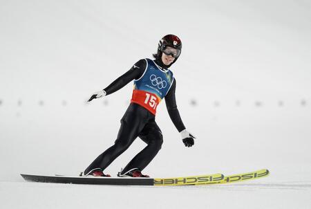 男子スーパー団体　１回目の飛躍で着地した二階堂蓮＝プレダッツォ（共同）