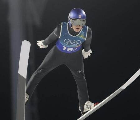 飛躍する小林陵侑＝プレダッツォ・ジャンプ競技場（撮影・吉澤敬太）