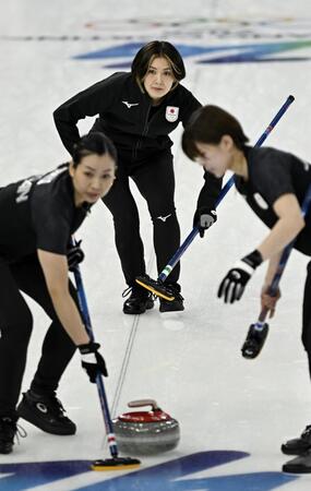 日本－カナダ　第１エンド、ショットの行方を見る吉村（奥）＝コルティナダンペッツォ（共同）