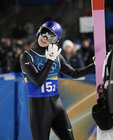 男子スーパー団体　１回目の飛躍を終え、得点を待つ小林陵侑＝プレダッツォ（共同）