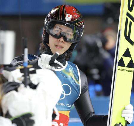 飛躍を終えて指を指す二階堂蓮＝プレダッツォ・ジャンプ競技場（撮影・吉澤敬太）