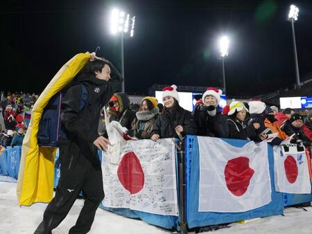 男子スーパー団体で、２回目の飛躍に向かう小林陵侑＝プレダッツォ（共同）