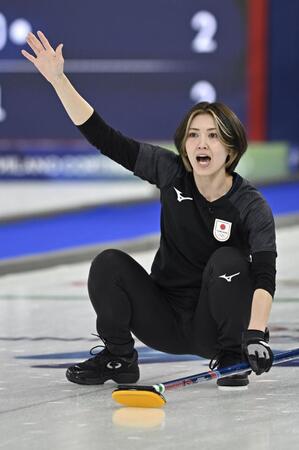 日本－カナダ　第４エンド、指示を出す吉村＝コルティナダンペッツォ（共同）