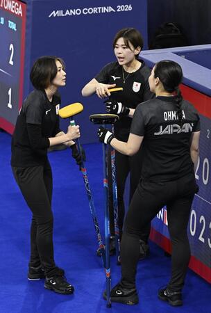 日本－カナダ　第３エンドで３点を奪われ、近江谷（右）、小野寺（中央）と言葉を交わす吉村＝コルティナダンペッツォ（共同）