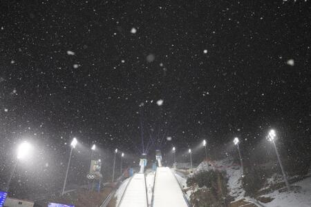 雪が振る中、中断となる男子スーパー団体＝プレダッツォ・ジャンプ競技場（撮影・吉澤敬太）