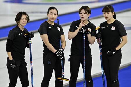 日本－カナダ　第６エンド、作戦を練る（左から）吉村、近江谷、小野寺、小谷＝コルティナダンペッツォ（共同）