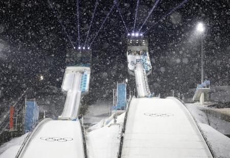 悪天候で男子スーパー団体の競技が中断したジャンプ会場＝プレダッツォ（共同）