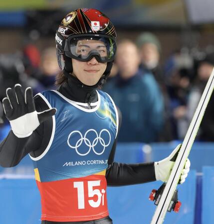 飛躍を終えて手を振る二階堂蓮＝プレダッツォ・ジャンプ競技場（撮影・吉澤敬太）