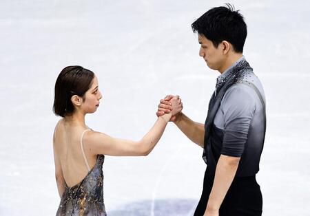 ペア・フリーの演技直前、手を握る三浦璃来（左）、木原龍一組＝ミラノ（共同）