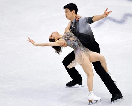 ペア・フリー　演技する三浦璃来（左）、木原龍一組＝ミラノ（共同）