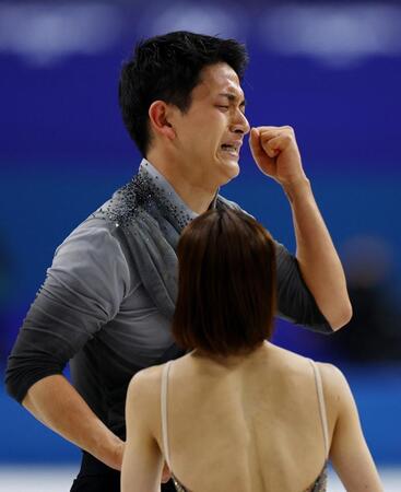 演技を終え、号泣する木原龍一。手前は三浦璃来（ロイター／アフロ）