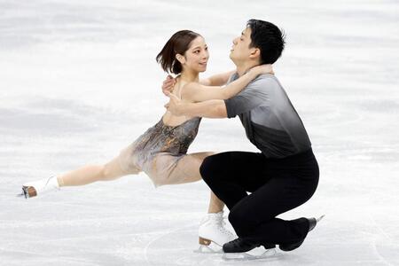 ペア・フリー　演技する三浦璃来（左）、木原龍一組（共同）