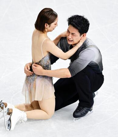 ペア・フリーの演技を終え感極まる三浦璃来（左）、木原龍一組（共同）