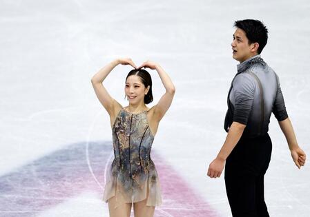 ペア・フリーの演技を終え、日本チームが陣取るスタンドに向かいポーズをとる三浦璃来。右は木原龍一（共同）