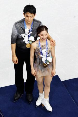 ペアで金メダルを獲得した三浦璃来（右）、木原龍一組（共同）