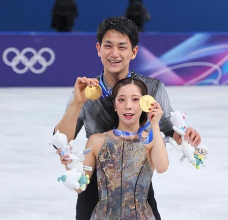 フィギュアスケートペアで金メダルを獲得し、笑顔を見せる三浦璃来（手前）、木原龍一組